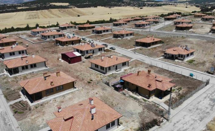 Köy konutlarında yaşam başladı: "Çadırlarda, konteynerlerde yaşadık ama şimdi evlerimizdeyiz"