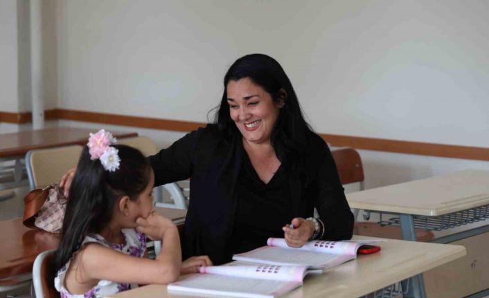 Kübalı gelin, annesi ve kızıyla Türkçe öğrenmeye başladı