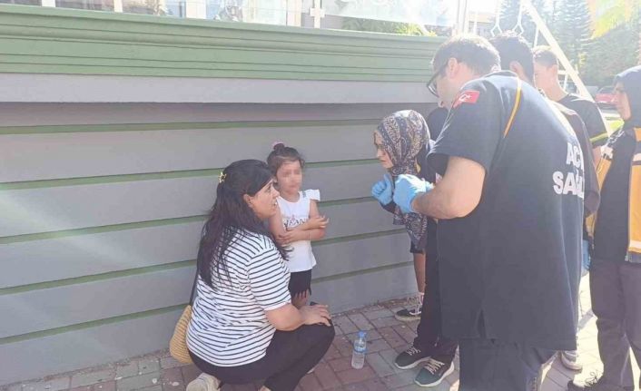 Küçük kızı, kazada hafif yaralanan annesinden ayrılmak istemedi