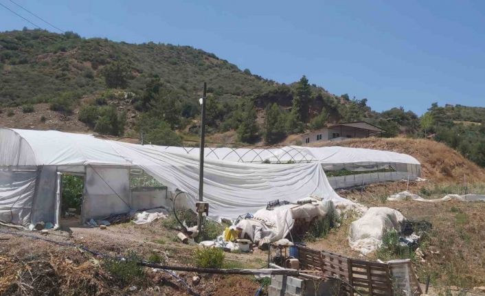 Kumluca’da aniden başlayan hortum seralara zarar verdi
