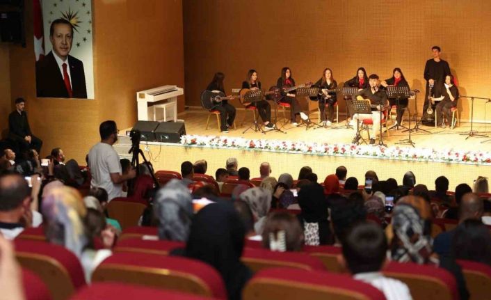 Kursiyerlerden renkli gösteri