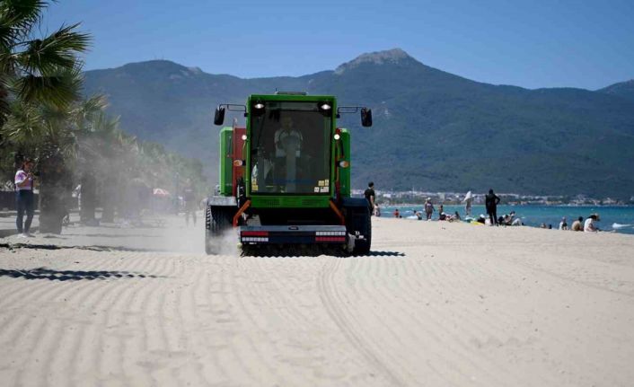 Kuşadası plajlarına son model kum temizleme aracı