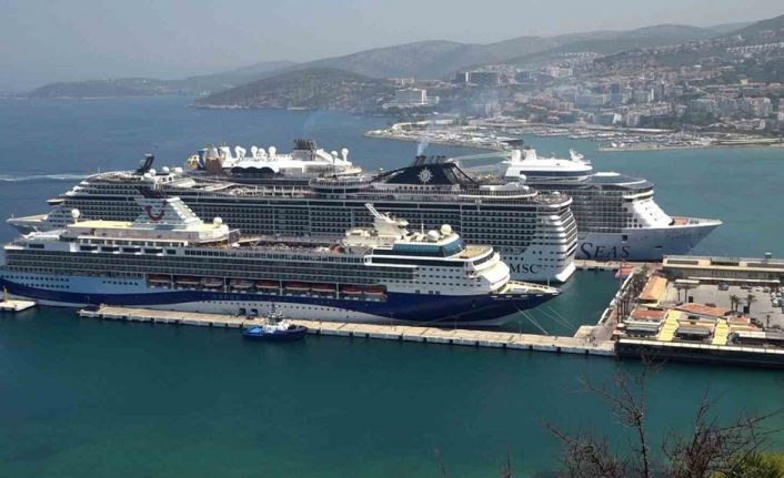 Kuşadası’na üç gemiyle toplam 9 bin 600 turist geldi