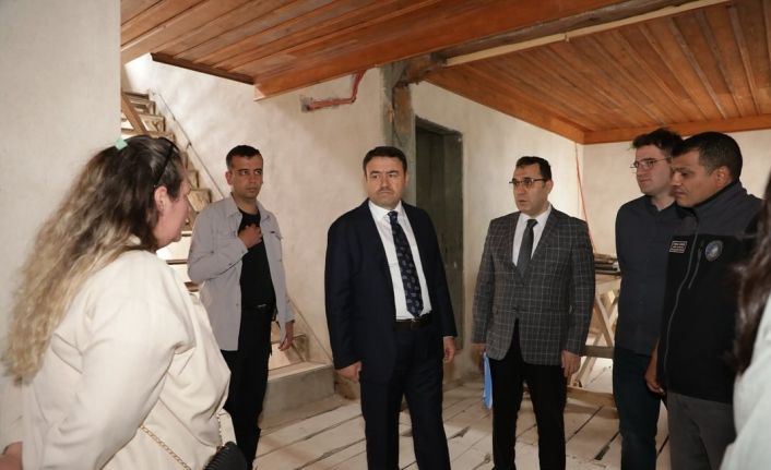 Kütahya’da Gençlik Merkezi olarak restorasyonu süren tarihi konakta inceleme