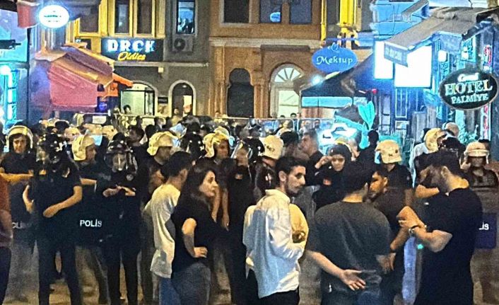 Leman dergisine tepki gösteren vatandaşlar, dergi binası önünde toplandı