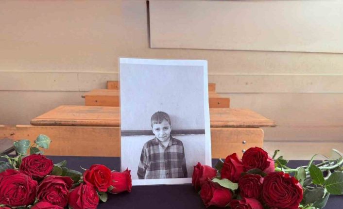 Maganda kurşunuyla ölen öğrencinin masasına gül bırakıldı