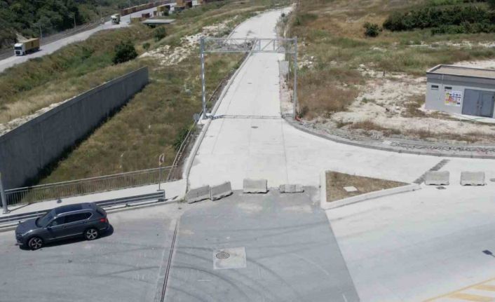 Mahalle sınırındaki kamu yolları beton bloklarla trafiğe kapatıldı