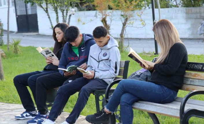 Mahalleli kitap okusun diye muhtarlığı kütüphaneye çevirdi