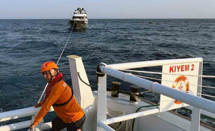Makine arızası nedeniyle sürüklenen 22 metrelik tekne kurtarıldı