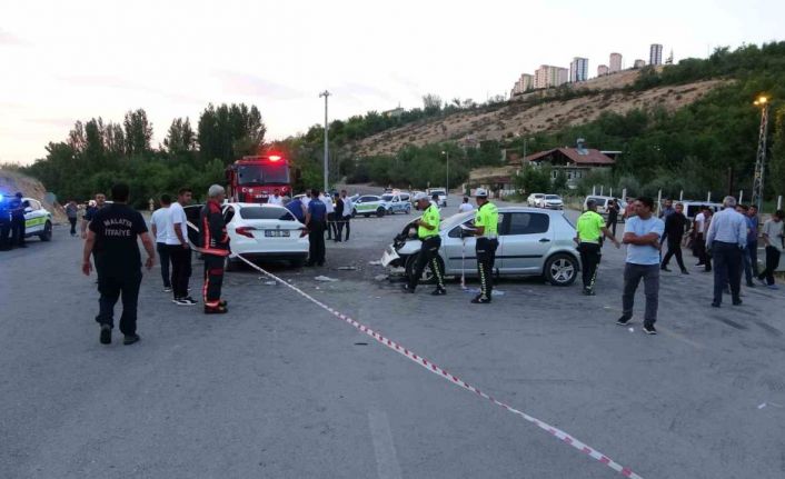 Malatya’da iki araç kafa kafaya çarpıştı: 11 yaralı