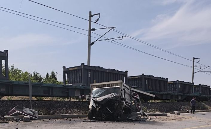 Malatya’da yük treni kamyonete çarptı