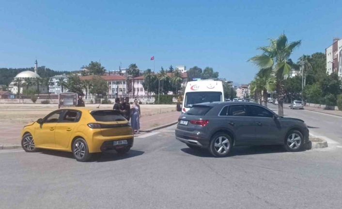 Manavgat’ta otomobiller çarpıştı: 2 yaralı