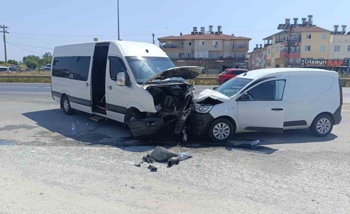 Manavgat’ta tur aracı hafif ticari araçla kafa kafaya çarpıştı: 6 yaralı