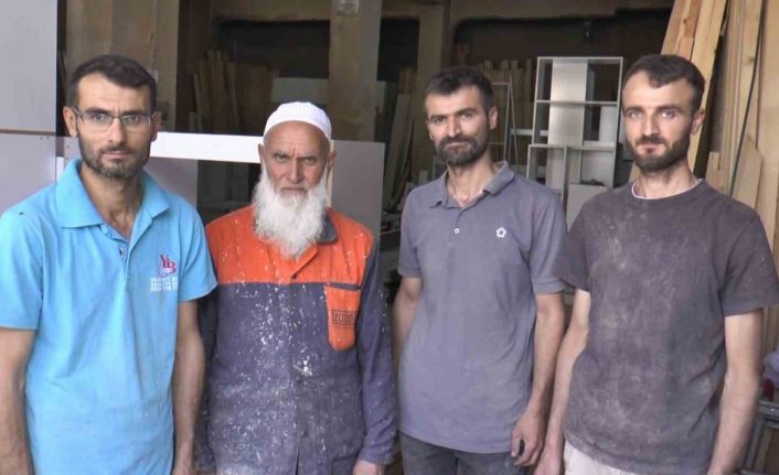 Marangoz baba ve 3 oğlu aynı mesleği yapmanın gururunu yaşıyor