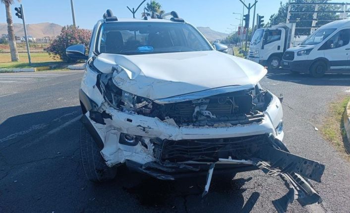 Mardin’de otomobil ile hafif ticari araç çarpıştı: 1 yaralı