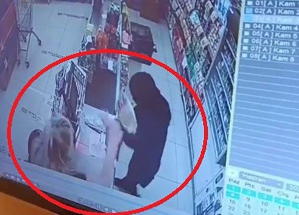 Market çalışanı kadınlar arasındaki tartışma şiddetle sonuçlandı: O anlar kamerada