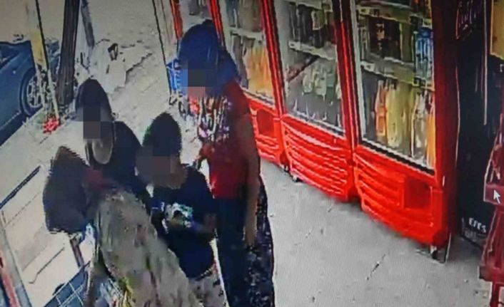 Marketten dondurma ve içecekleri alıp kıyafetlerine gizleyen kadınlar, ticari takside yakalandı