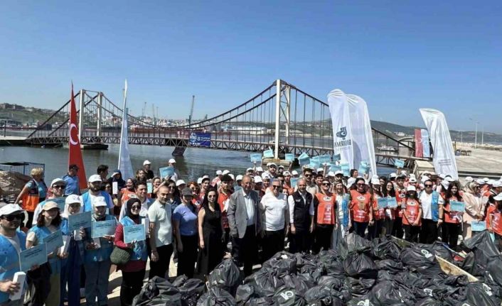 Marmara Denizi’nde kıyı temizliği