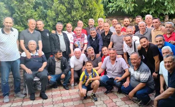 Masterler derneği üyeleri dostluk maçı sonrası gönüllerince eğlendi