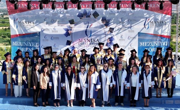 MCBÜ İletişim Fakülteli genç mezunlar hayata hazır