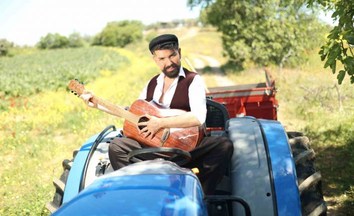 Mehmet Çevik bu sefer de köy ağası olup traktör kullandı