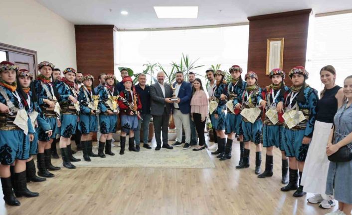 Menemen, halk oyunlarında Türkiye şampiyonluğu gururu yaşadı