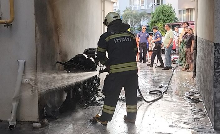 Menteşe’de park halindeki motosiklet alev aldı