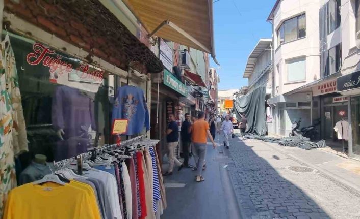 Merkezefendi Belediyesi kendi taktığı tenteyi kendisi söktü