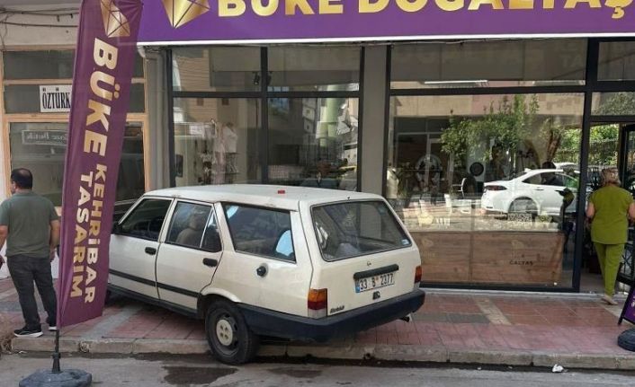 Mersin’de araçlar iş yerlerine daldı