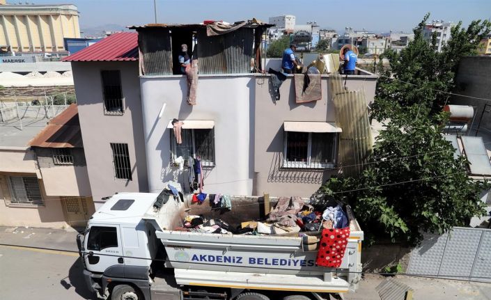 Mersin’de bir evden 2 kamyon çöp çıkarıldı