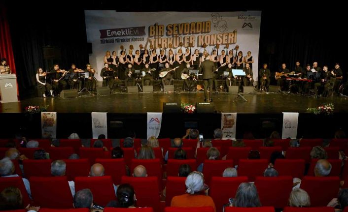 Mersin’de emekli korosundan duygu dolu türkü gecesi