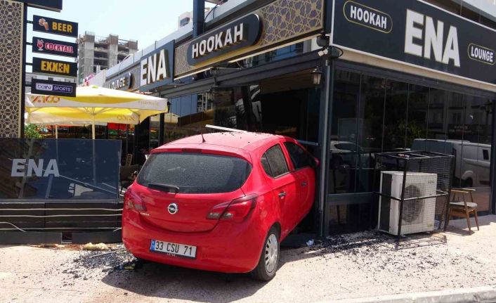 Mersin’de kontrolünü kaybeden kadın sürücü aracıyla kafeye daldı