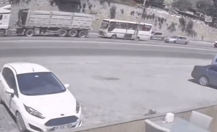 Midibüs, tırla çarpıştı: 2 yaralı