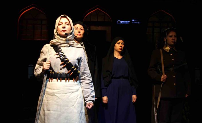 Milli mücadele kahramanı kadınların kıyafetlerini yeniden tasarlayıp defilede mankenlik yaptılar