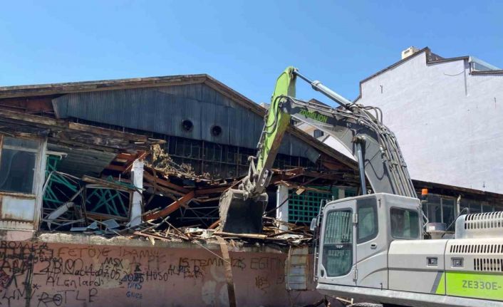 Mimarlardan büyükşehre tepki; "Denizli’ye sormadan 69 yıllık tarihi yok ettiniz"