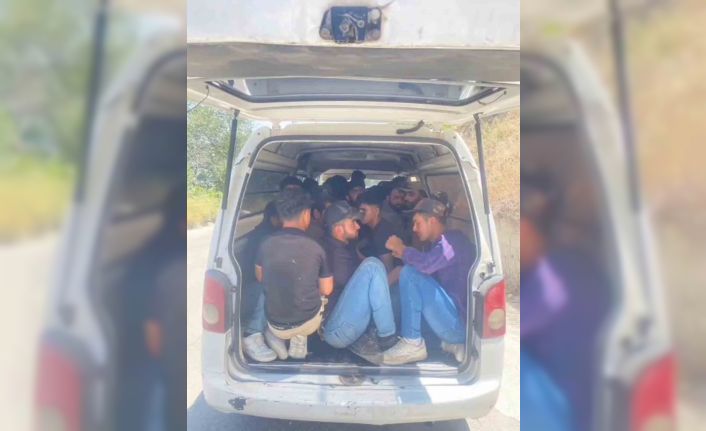 Minibüsü tıka basa göçmen dolduran şahıslar, yakayı ele verdi