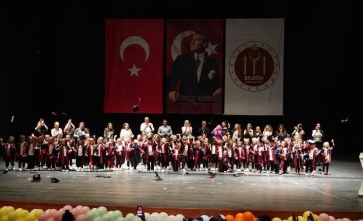 Minik öğrencilerin mezuniyet sevinci