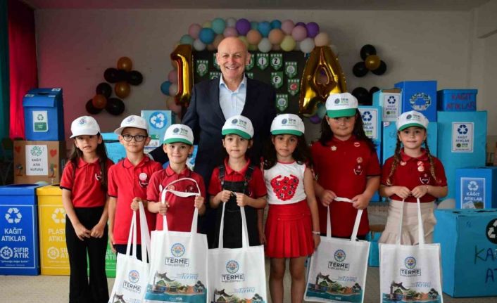 Miniklerden geri dönüşüm kutularıyla yarıştı