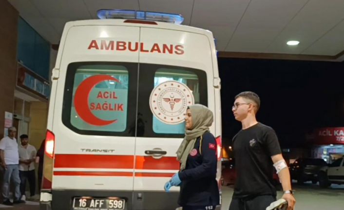 Motosiklet sürücüsü aracın altına girdi: 1 yaralı