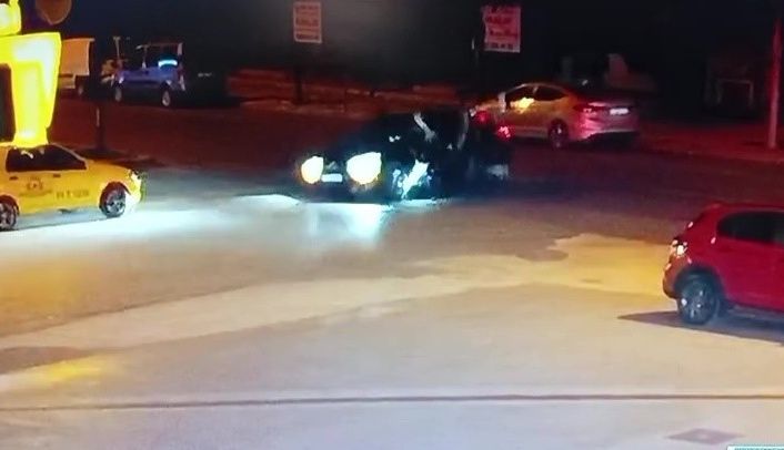 Motosiklet sürücüsü takla atıp otomobilin üzerine düştü... O anlar kamerada