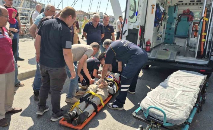 Motosikletle bisiklet çarpıştı, 2 sürücü yaralandı