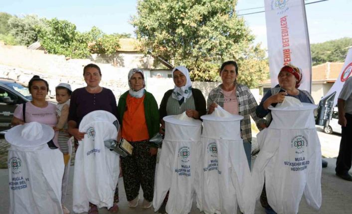 Muğla Büyükşehir’den arıcılara maske desteği