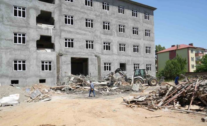 Muş’ta sundurma çöktü, 2 işçi yaralı