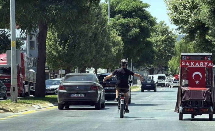 Müziğe kendini kaptırdı: Hem kendi hem de diğer sürücülerin canını tehlikeye attı