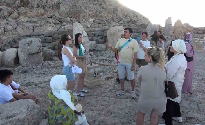 Nemrut Dağı’nda hafta sonu turist yoğunluğu