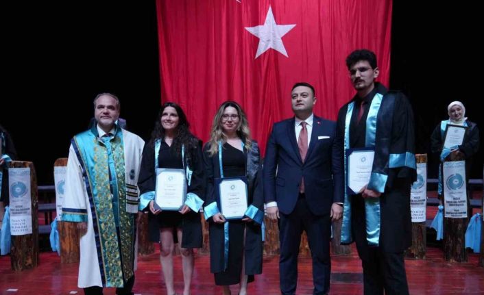 Niğde Ömer Halisdemir Üniversitesinde mezuniyet töreni: 2 bin öğrenci kep attı