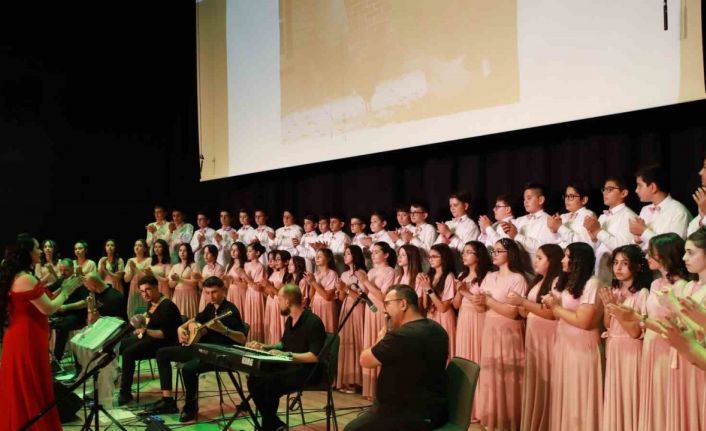 Niğde’de şiir ve müzik dolu akşam: ’Bir Nefes Şiir, Bir Ezgi Müzik’ programı yoğun ilgi gördü