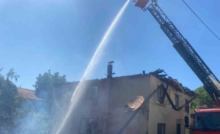 Ocaktan sıçrayan kıvılcımlar 5 evi yaktı