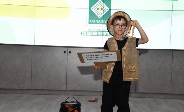 Öğrenciler atık malzemelerden tasarladıkları kıyafetlerle defile düzenledi