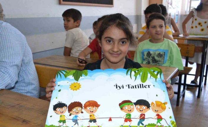 Öğrenciler karne mutluluğu yaşadı